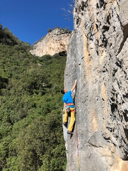 Climbing in Sardinia, Samugheo, Yucatàn - Marco Bussu climbing at Yucatan in Sardinia, Rock Inn can be seen in the background