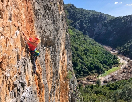 Arrampicata in Sardegna, Samugheo, Yucatàn - Tatjana Göx nel settore Yucatan di Samugheo