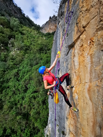 Arrampicata in Sardegna, Samugheo, Yucatàn - Tatjana Göx nel settore Yucatan di Samugheo