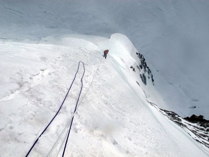Gasherbrum II - Winter 2011 - Verso il C2, Cory Richards aspetta in sosta...