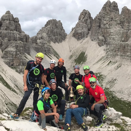 Campanile di Val Montanaia, Dolomiti Friulane - Foto di gruppo dei 'posatori' della nuova campana in cima al Campanile di Val Montanaia il 19/07/2020