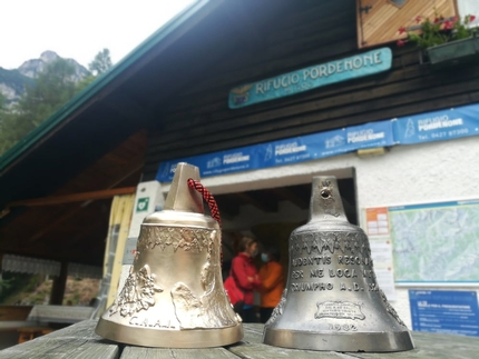 Campanile di Val Montanaia, Dolomiti Friulane - La nuova e la vecchia campane al Rifugio Pordenone il giorno prima della posa sul Campanile di Val Montanaia