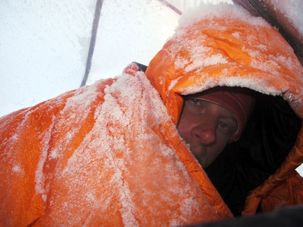 Gasherbrum II - Winter 2011 - Cory Richards al risveglio al C2 a 6500m