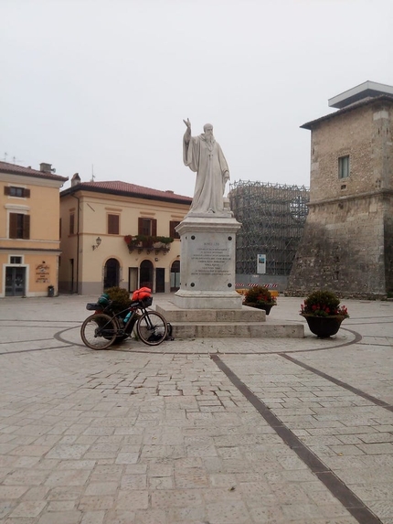 Giacomo Meliffi - Gran Sasso & Giacomo Meliffi: la piazza è di Norcia, dietro l'edificio storico in ricostruzione dopo il terremoto