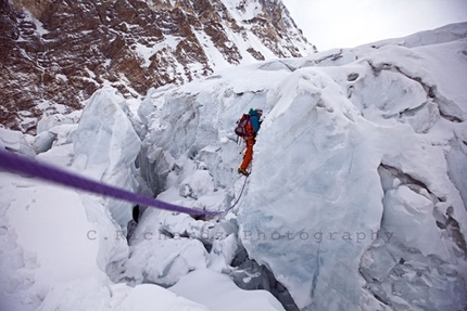 Gasherbrum II - Winter 2011 - Simone Moro sulla seraccata che 