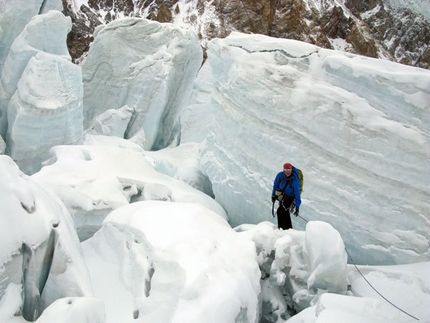 Gasherbrum II - Winter 2011 - Cory Richards tra i seracchi