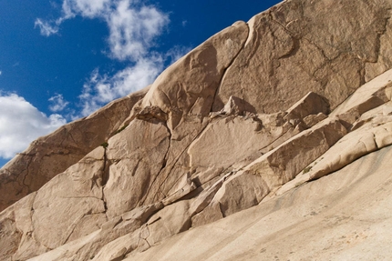 Arrampicata Bekatau - Ata, Kazakistan,   Kirill Belotserkovskiy - Fessure ancora da scalare sotto la cresta sud di Bekatau-Ata, Kazakistan