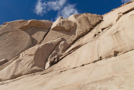 Arrampicata Bekatau - Ata, Kazakistan,   Kirill Belotserkovskiy - Fessure ancora da scalare sotto la cresta sud di Bekatau-Ata, Kazakistan