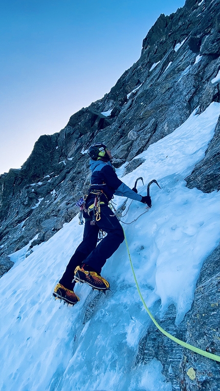 Wasserkopf, Rieserferner Group, Simon Gietl, Davide Prandini - Simon Gietl establishing Aquädukt (IV, M5 650m) on Wasserkopf, Rieserferner Group, Italy (07/11/2020)