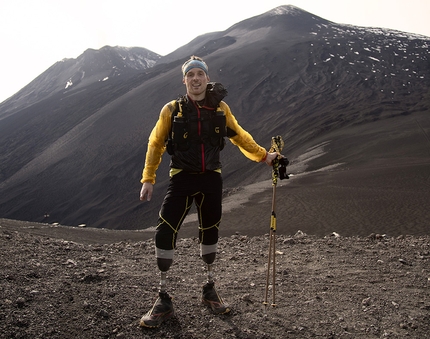 Andrea Lanfri - Andrea Lanfri e il Monte Etna. Il 26 ottobre il 33enne atleta paralimpico e alpinista italiano è partito dal livello del mare, è salito l'Etna ed è ritornato a Catania.