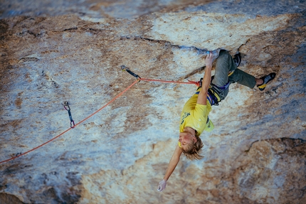 Video: Alex Megos climbing Bibliographie at Céüse