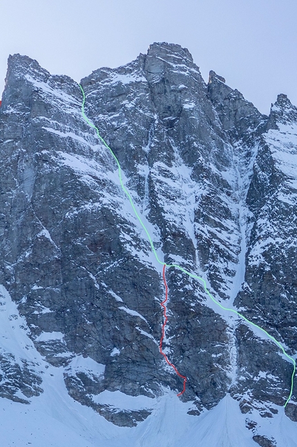 Sagwand, Valsertal, Austria, Martin Feistl, Sven Brand - Parete nord di Sagwand, Valsertal, Austria. In rosso 24 hours of freedom (Sven Brand, Martin Feistl 11/2020), in verde Rampenführe (Josef Harold / Helmut Scharfetter 1925)