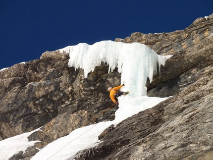 Cascata Solo per i tuoi occhi - Monte Pelmo - Marco Milanese sulla candela di L1