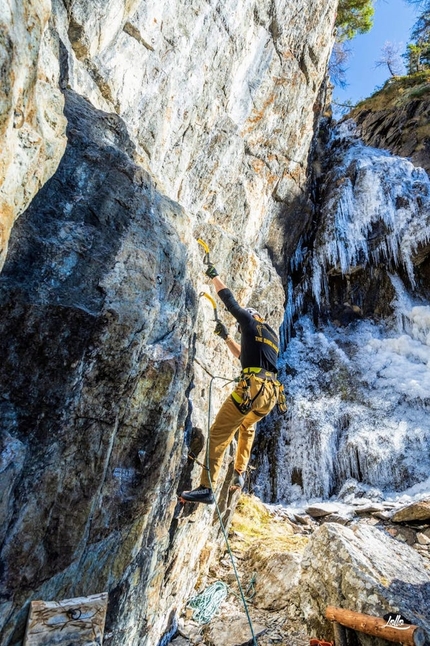 Lockdown, falesia total dry tooling, Val Gerola, Cristiano Candiotto - Lockdown, la falesia di total dry tooling in Val Gerola