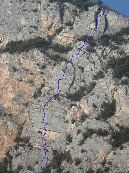 Valle del Sarca, arrampicata, Monte Casale, Il filo di Arianna, Simone Banal, Fabrizio Dellai, Alessandro Beber - Il tracciato di Il filo di Arianna al Pilastro del Vento del Monte Casale in Valle del Sarca (Simone Banal, Alessandro Beber, Fabrizio Dellai)