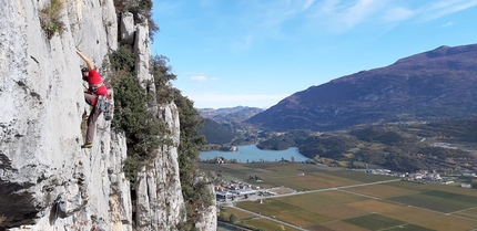 Valle del Sarca, arrampicata, Monte Casale, Il filo di Arianna, Simone Banal, Fabrizio Dellai, Alessandro Beber - Il filo di Arianna al Pilastro del Vento del Monte Casale in Valle del Sarca (Simone Banal, Alessandro Beber, Fabrizio Dellai)