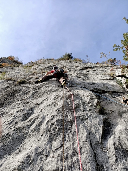 Valle del Sarca, arrampicata, Monte Casale, Il filo di Arianna, Simone Banal, Fabrizio Dellai, Alessandro Beber - Il filo di Arianna al Pilastro del Vento del Monte Casale in Valle del Sarca (Simone Banal, Alessandro Beber, Fabrizio Dellai)