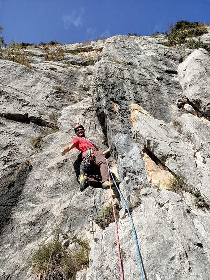 Valle del Sarca, arrampicata, Monte Casale, Il filo di Arianna, Simone Banal, Fabrizio Dellai, Alessandro Beber - Il filo di Arianna al Pilastro del Vento del Monte Casale in Valle del Sarca (Simone Banal, Alessandro Beber, Fabrizio Dellai)