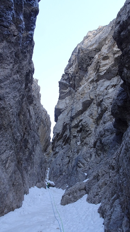 Dolomiti di Brenta, Campanile Basso, Canalone Ovest  - Salendo il Canalone Ovest del Campanile Basso, Dolomiti di Brenta (Piero Onorati, Francesco Salvaterra 15/11/2020)