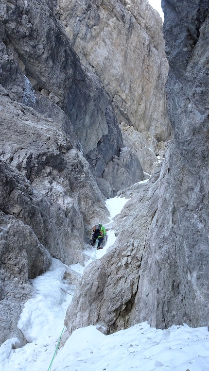 Brenta Dolomites, Campanile Basso, Canalone Ovest  - Climbing up Canalone Ovest next to Campanile Basso, Brenta Dolomites (Piero Onorati, Francesco Salvaterra 15/11/2020)