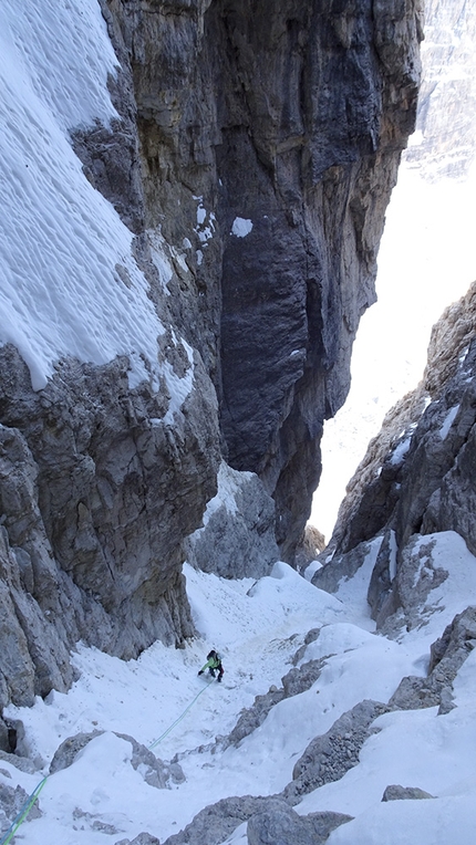 Dolomiti di Brenta, Campanile Basso, Canalone Ovest  - Salendo il Canalone Ovest del Campanile Basso, Dolomiti di Brenta (Piero Onorati, Francesco Salvaterra 15/11/2020)