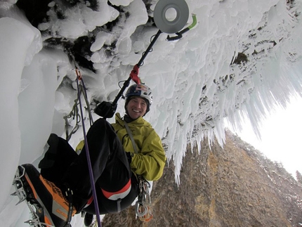 Spray On - Will Gadd con metal detector in cerca degli spit su Spray On, Helmcken Falls, Canada, 01/2011