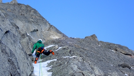 Monte Nero di Presanella, Illogika, Francesco Rigon, Santiago Padrós - Monte Nero di Presanella: Francesco Rigon sale l'8° tiro della via Illogika