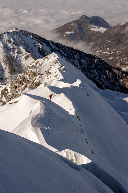 Calendario Montagne di Lombardia - Magnifica visione - La sinuosa e fotogenica cresta di Piancaformia, Grigna settentrionale / gennaio Montagne di Lombardia - Magnifica visione