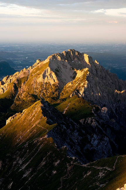 Calendario Montagne di Lombardia - Magnifica visione - The dark side of Grignetta, Rifugio Brioschi, Grigna Settentrionale / agosto Montagne di Lombardia - Magnifica visione