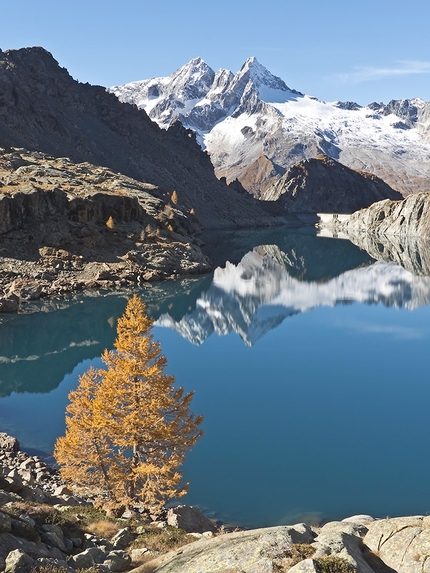 Calendario Montagne di Lombardia - Magnifica visione - Lago Pirola, Valmalenco. La foto ritrae il semi artificiale lago Pirola in alta Valmalenco in un pomeriggio solitario di fine ottobre. lontano all'orizzonte, si distinguono la cima di rosso e la cima di Vazzeda. / ottobre Montagne di Lombardia - Magnifica visione