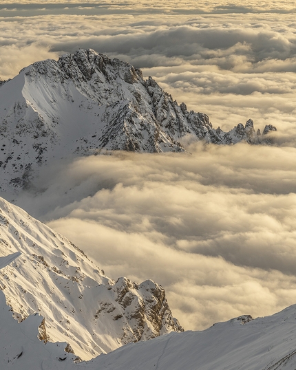 Calendario Montagne di Lombardia - Magnifica visione - Contrasti, Grigna settentrionale / dicembre Montagne di Lombardia - Magnifica visione