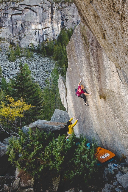 Bernd Zangerl, Valle Orco, Grenzenlos - Bernd Zangerl in Valle dell’Orco bouldering out the lower section of Grenzenlos