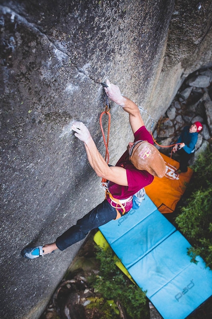 Bernd Zangerl, Valle Orco, Grenzenlos - Bernd Zangerl placing the pecker on Grenzenlos in Valle dell’Orco, Italy