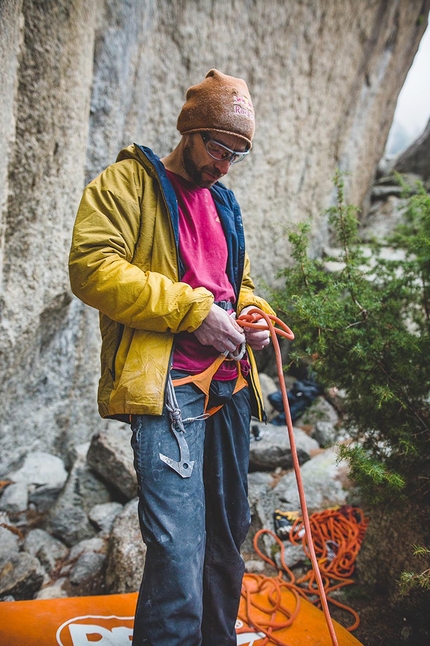 Bernd Zangerl, Valle Orco, Grenzenlos - Bernd Zangerl in Valle dell’Orco tying his knot before making the first ascent of Grenzenlos