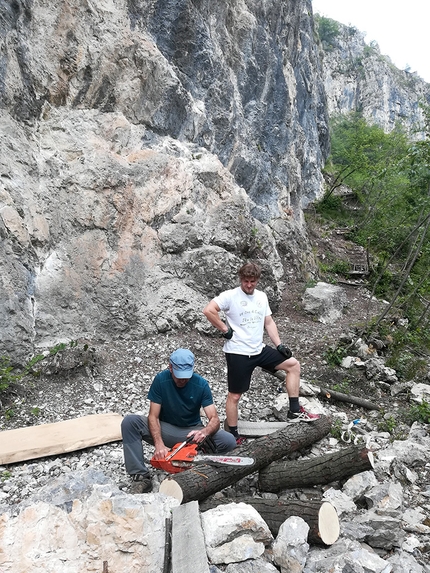 Falesia di Lodrino - Francesco Cancarini, Val Trompia - Falesia di Lodrino - Francesco Cancarini: Alessio Ghisla alla motosega, Jacopo Bettinsoli verifica... come si costruisce una panchina in noce nazionale