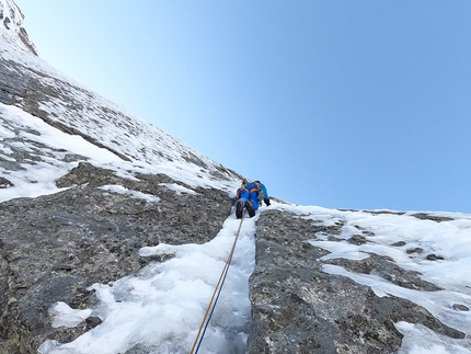 Piz Badile, Matteo Della Bordella, Silvan Schüpbach - Silvan Schüpbach sul Pizzo Badile salendo Crossway of Friendship insieme a Matteo Della Bordella. 'Terminato il lungo traverso, la parete si impenna, e vediamo una bellissima striscia bianca perfetta scendere lungo un diedro. Decidiamo di seguirla, senza sapere dove porti; l’unica certezza che abbiamo è di essere almeno 50 metri o più a destra della Via Cassin.'