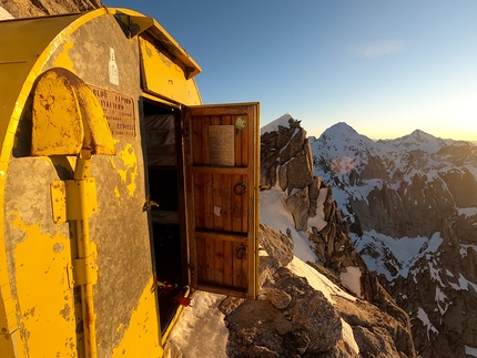 Piz Badile, Matteo Della Bordella, Silvan Schüpbach - Il Bivacco Redaelli al Pizzo Badile