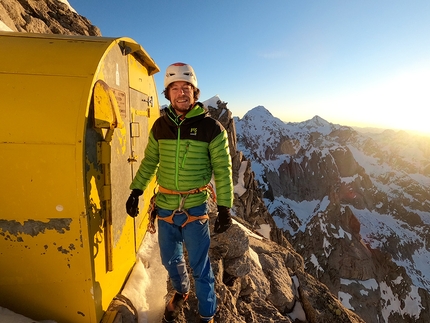 Piz Badile, Matteo Della Bordella, Silvan Schüpbach - Silvan Schüpbach al Il Bivacco Redaelli al Pizzo Badile dopo la prima salita di Crossway of Friendship