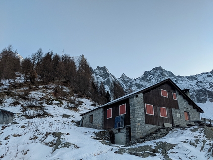 Piz Badile, Matteo Della Bordella, Silvan Schüpbach - Capanna Sasc Furä al cospetto del Pizzo Badile