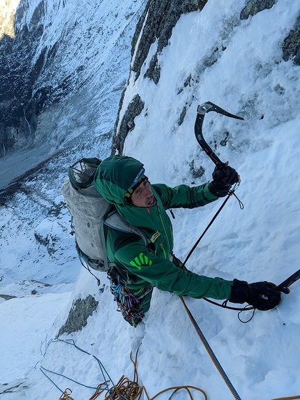 Piz Badile, Matteo Della Bordella, Silvan Schüpbach - Matteo Della Bordella sul Pizzo Badile salendo Crossway of Friendship insieme a Silvan Schüpbach. 'Silvan conduce da primo tre lunghi tiri spaziali, su lingue di ghiaccio molto sottili, proteggendosi dove affiora la roccia. L’ultimo dei quali è senza dubbio il più impegnativo, con qualche sporadico passo in dry tooling e protezioni più precarie. '