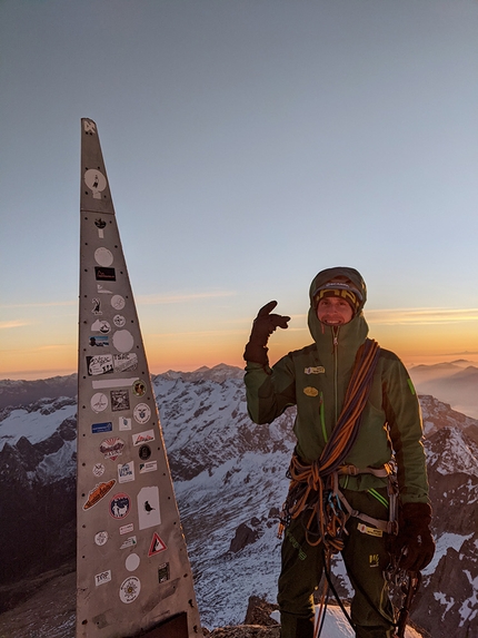 Piz Badile, Matteo Della Bordella, Silvan Schüpbach - Matteo Della Bordella in cima al Pizzo Badile dopo la prima salita di Crossway of Friendship insieme a Silvan Schüpbach