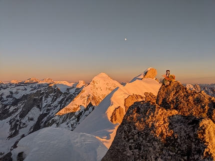 Piz Badile, Matteo Della Bordella, Silvan Schüpbach - Tramonto sul Pizzo Badile dopo la prima salita di Crossway of Friendship da parte di Matteo Della Bordella e Silvan Schüpbach