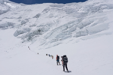 Everest, The Ghosts from Above - The Ghosts from Above: climbing towards the North Col on the Tibetan side of Everest