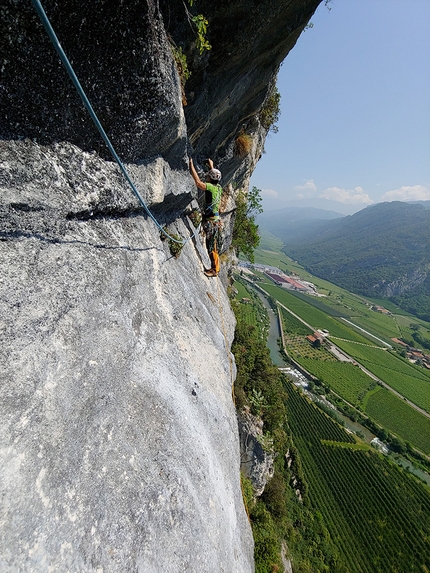 Parete San Paolo, Valle del Sarca, Matteo Rivadossi, Silvio Fieschi - Medusa alla Parete di San Paolo (Arco, Valle del Sarca): in apertura sul Traversone di L7