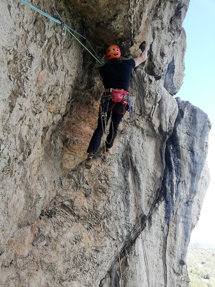 Rupe di Santa Massenza, Valle del Sarca, Luca Giupponi, Markus Aufderklamm - Io Penso Positivo, Rupe di Santa Massenza, Valle del Sarca: Markus Aufderklamm in apertura, terzo tiro