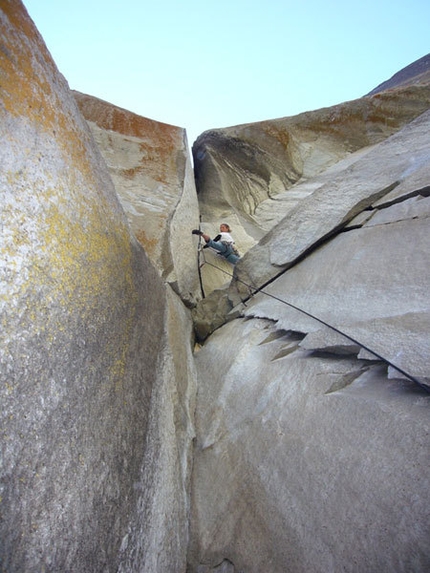 USA Rock Trip Martina Cufar 2007 - Entering the Harding Slot in Astroman