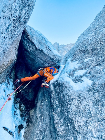 Gross Ruchen, Switzerland, Dani Arnold, Roger Schäli - Dani Arnold establishing Egidius up the North Face of Gross Ruchen in Switzerland (21/11/2020)