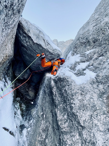 Gross Ruchen, Switzerland, Dani Arnold, Roger Schäli - Dani Arnold establishing Egidius up the North Face of Gross Ruchen in Switzerland (21/11/2020)