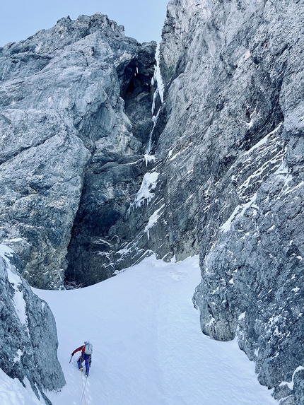 Gross Ruchen, Switzerland, Dani Arnold, Roger Schäli - Dani Arnold and Roger Schäli establishing Egidius up the North Face of Gross Ruchen in Switzerland (21/11/2020)