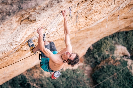 Adam Ondra su Perfecto Mundo a Margalef, l’assedio continua